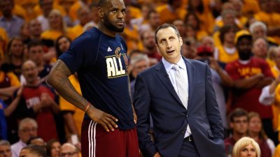O ex-técnico do Cleveland Cavaliers David Baltt e LeBron James Imagem: Gregory Shamus/Getty Images