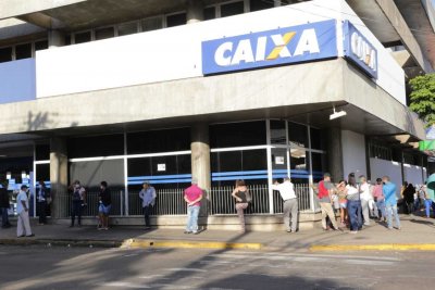 Filas no entorno de agência no Centro de Campo Grande se tornaram rotineiras (Foto: Kísie Ainoã/Arquivo) - CREDITO: CAMPO GRANDE NEWS