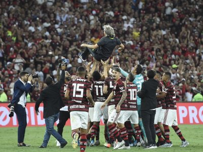 Jogadores jogam Jorge Jesus pra cima em comemorao em 2019  Foto: Andr Duro