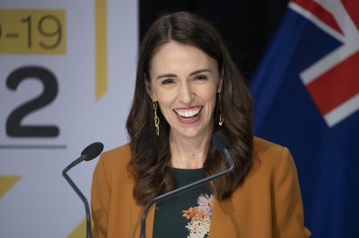 Primeira-ministra Jacinda Ardern sorri durante coletiva de imprensa nesta segunda-feira (8)  Foto: Mark Mitchell/New Zealand Herald via AP