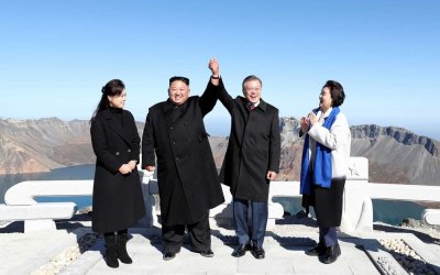 O lder norte-coreano Kim Jong-un e o presidente sul-coreano Moon Jae-in posam com suas esposas no topo do Monte Paektu, em 2018  Foto: Pyeongyang Press Corps / Pool / via Reuters