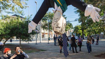Boneco de ponta cabea com a representao da faixa presidencial no Largo da Batata Imagem: ANDERSON LIRA/ESTADO CONTEDO