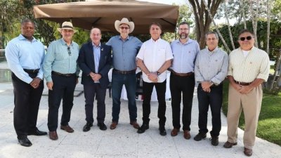 Jair Bolsonaro (sem partido) participa de almoo com o embaixador Todd Chapman, (de chapu, ao centro) Imagem: Reproduo/Facebook Jair Bolsonaro