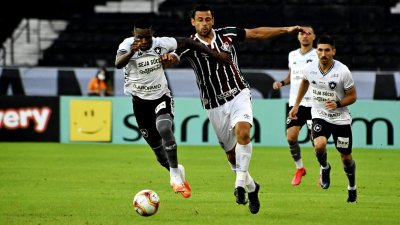 Fred, atacante do Fluminense, tenta escapar da forte marcao do Botafogo (Foto: Divulgao)