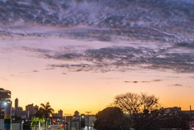 Amanhecer com cu parcialmente nublado na regio da Avenida Fernando Corra da Costa, no Centro de Campo Grande. (Foto: Henrique Kawaminami)