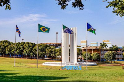 Monumento em frente  biblioteca da universidade. (Foto: Henrique Kawaminami) -