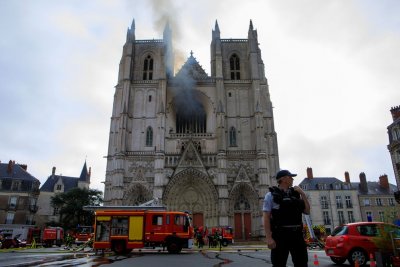 Bombeiros trabalham para conter o fogo que atingiu a Catedral de So Pedro e So Paulo, em Nantes, na Frana, neste sbado (18)  Foto: Laetitia Notarianni/AP