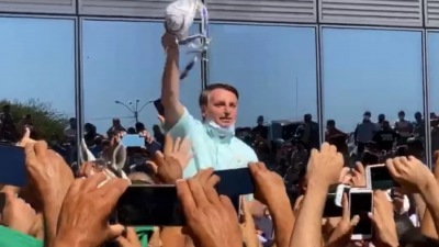 O presidente Jair Bolsonaro (sem partido) se aproxima de aglomerao sem usar mscara em evento na Bahia Imagem: Reproduo/TV Clube