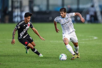 Vasco fica no empate com Grmio e deixa liderana do Campeonato Brasileiro Campo Grande News O Vasco empatou em 0 a 0 com o Grmio em So Janurio, hoje (23), pela quinta rodada do Campeonato Brasileiro. O resultado tira o Cruz-Maltino da liderana d