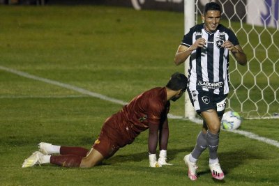 Lateral esquerdo Danilo Barcelos comemora gol marcado no Durival Britto (Foto: Vitor Silva/Botafogo)