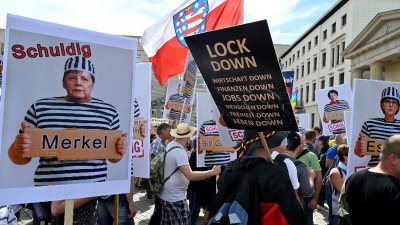 Ontem, negacionistas protestaram contra restries para o combate  pandemia do novo coronavrus em Berlim Imagem: 29.ago.2020 - John Macdougall/AFP