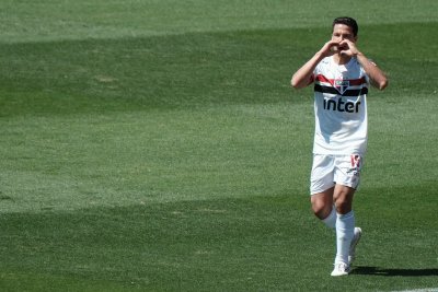 Hernanes comemora primeiro gol no clssico (Foto: Divulgao)