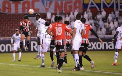 Lance do embate entre os times, nesta noite. (Foto: Staff Images /CONMEBOL/SiteOficialdoSoPaulo)