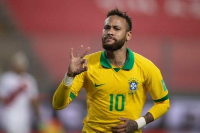 Neymar indicando com os dedos quantos gols fez na partida desta noite. (Foto: Lucasfigfoto/CBF/TwitterCBF)