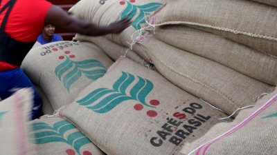 Sacas de caf para exportao no Porto de Santos (SP) Imagem: Paulo Whitaker