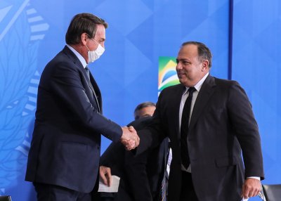 O ministro Eduardo Pazuello havia anunciado a compra de milhes de doses da vaicna chinesa, mas Bolsonaro desautorizou o general pelo Facebook (Crdito: Isac Nbrega/PR)