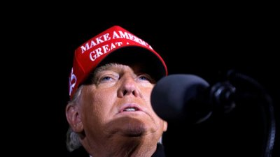 3.nov.2020 - O presidente dos EUA, Donald Trump, em comcio em Michigan Imagem: Carlos Barria/Reuters