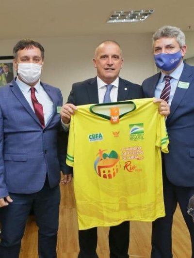 Ministro Onyx Lorenzoni recebe camisa do Mundial de Futebol de Areia Raiz Imagem: Reproduo/Instagram