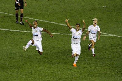 LUcas Braga jogador do Santos comemora seu gol com jogadores do seu time durante partida contra o Boca Juniors no estdio Vila Belmiro pelo campeonato Libertadores 2020. (Foto: Estado Contedo)