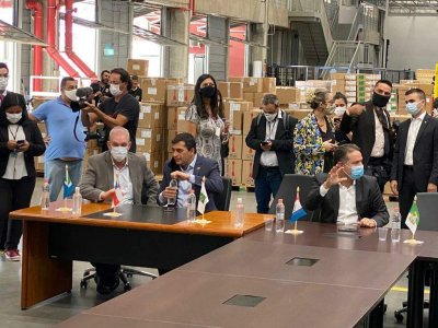 Na ponta da mesa, de mscara branca, o secretrio de Sade, Geraldo Resende, durante reunio com o ministro da Sade em So Paulo (Foto: Governo de MS/Divulgao)