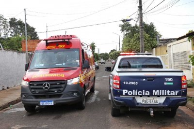 Viatura do Corpo de Bombeiros e da Polcia Militar em frente ao local onde vtima pediu ajuda (Foto: Paulo Francis)