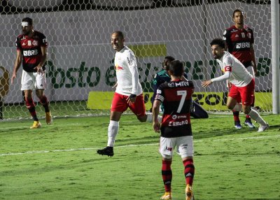 O jogador Gabigol comemora gol durante partida entre RB Bragantino e Flamengo, vlido pelo Campeonato Brasileiro Srie A, realizado na cidade de Bragana Paulista, SP, neste domingo, 07. (Foto: Estado Contedo)