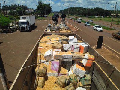 Fardos de maconha retirados de carga de milho em carreta bitrem (Foto: Adilson Domingos)
