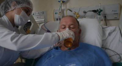 Paciente toma cerveja ainda no hospital, em Blumenau (SC) DIVULGAO/HOSPITAL SANTO ANTNIO