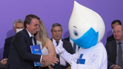 Jair Bolsonaro tenta cumprimentar Z Gotinha, mas acaba abraando personagem Imagem: Gabriela Bil/Estado Contedo