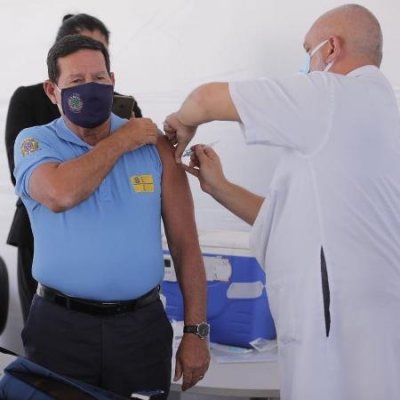 29.mar.2021 - Vice-presidente Hamilton Mouro recebe primeira dose da vacina contra o coronavrus Imagem: Reproduo/Twitt