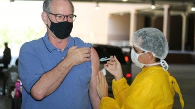 Ciro Gomes foi imunizado com a segunda dose da vacina contra a covid-19 ontem, no Cear Imagem: Reproduo / Twitter
