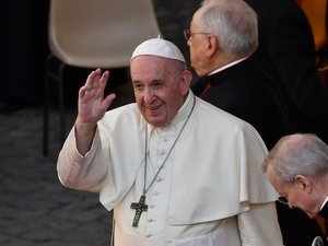 Papa Francisco acena a fiis no Ptio San Damaso, no Vaticano, em 2020 Imagem: Vincenzo Pinto/AFP