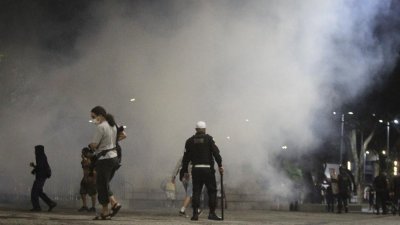 Policiais militares dispersam manifestantes durante ato contra o governo do presidente Jair Bolsonaro no centro do Rio de Janeiro Imagem: JOAO GABRIEL ALVES/ESTADO CONTEDO