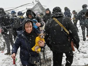 mulher carrega seu cachorro durante evacuao de civis em irpin na ucrania guerra com a russia