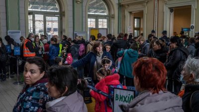 Refugiados da Ucrnia fazem fila por bilhetes de trem em Przemysl, na Polnia Imagem: Angelos Tzortzinis / AFP
